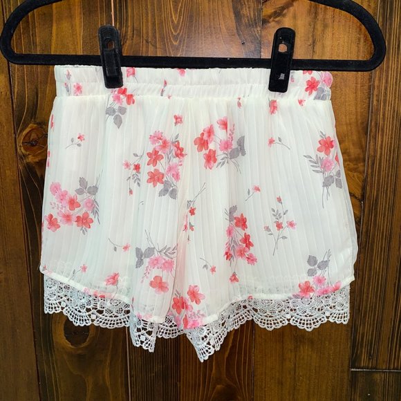 Floral White with Lace Shorts Size Small - Picture 2 of 4